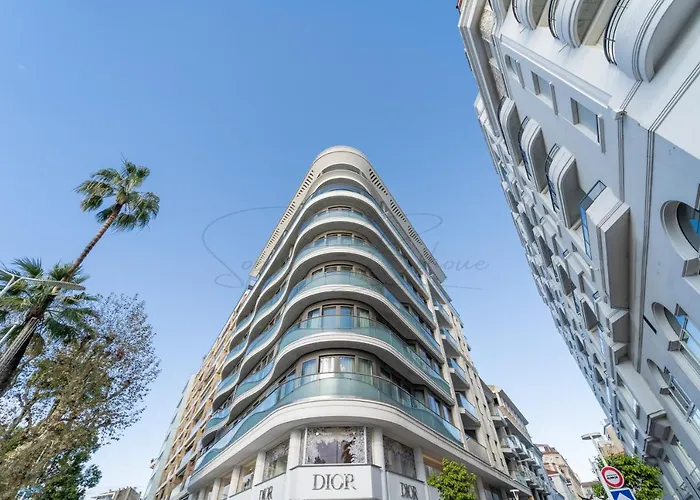 Plein Sud - Le Tapis Rouge Croisette